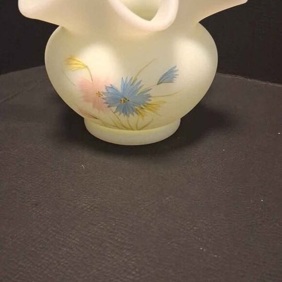 Vtg Fenton UV Reactive Custard Satin Hand-Painted Ruffled Vase - Picture 3 of 9